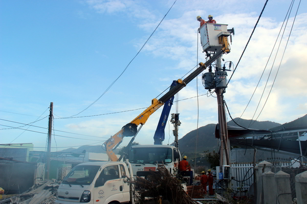 Điện lực Huế hỗ trợ Điện lực Khánh Hòa khắc phục sự cố lưới điện sau bão
